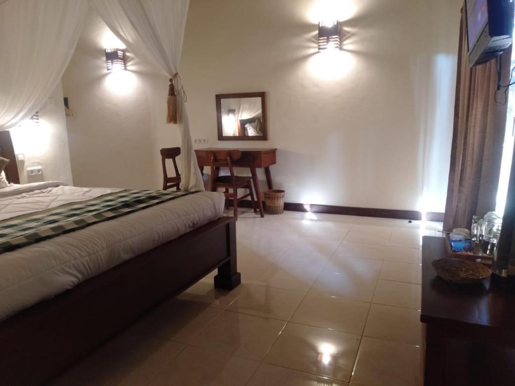 Batu Ampar Menjangan Hotel Banyuwedang Exterior foto